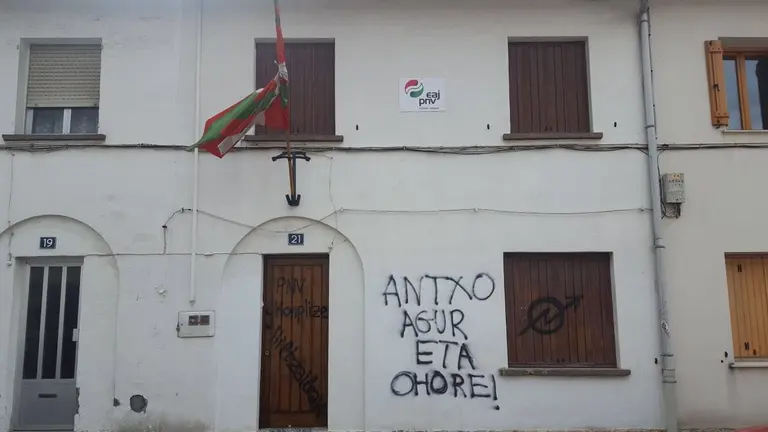 Pintadas en la sede del PNV en Alsasua EAJ PNV NAFARROA