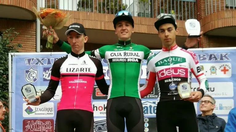 Pablo Benito del Caja Rural en el podium de Urretxu.