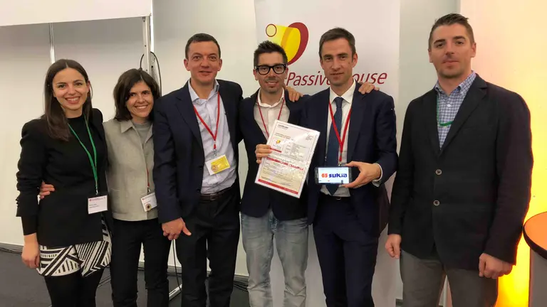 Entrega de un galardón a un estudio navarro de arquitectura en Múnich. De izquierda a derecha, Soraya
Saez (Passivhaus Institut), Sara Velázquez (Varquitectos), Román Santos (Sukia),
Germán Velázquez (Varquitectos), Alfredo Pozueta (Sukia) y Javier Flórez
(Passivhaus Institut). CEDIDA