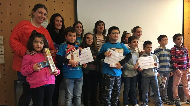 Algunos de los participantes, junto con niños de ANA y las impulsoras del Encuentro Puzlero, la concejala del Ayuntamiento de Obanos Laura Aranguren y la voluntaria Oihane Guembe ANA