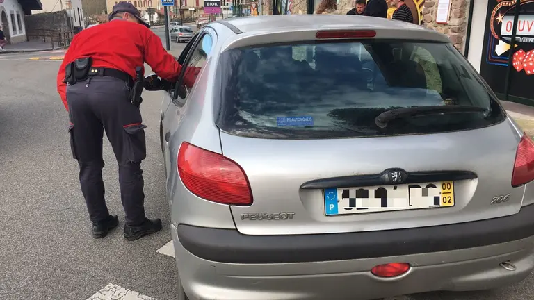 Momento en el que la Policía Foral dio el alto al vehículo cuyo conductor circulaba triplicando la tasa de alcoholemia. POLICÍA FORAL