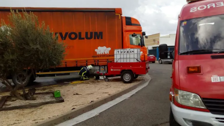 Los bomberos evitan un vertido de gasoil tras accidentarse un camión en una rotonda de Corella BOMBEROS DE NAVARRA 1