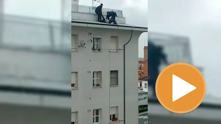 Rescate de una mujer a punto de lanzarse al vacío de una azotea en Alcalá de Guadaira 1