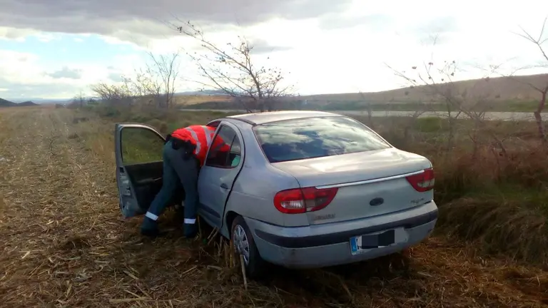 Imagen del vehículo que se ha salido de la vía en Funes y ha dejado un matrimonio herido PF