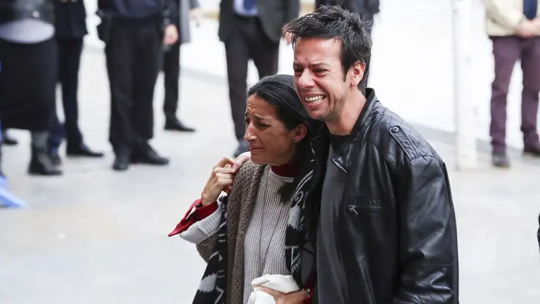 Imagen de los padres de Gabriel, Angél Cruz y Patricia Ramírez, tras el funeral de su hijo en Almería, rodeados de miles de personas que les han transmitido su apoyo EL ESPAÑOL