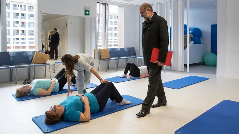 El consejero Dom&iacute;nguez durante la visita a una de las sesiones de fisioterapia