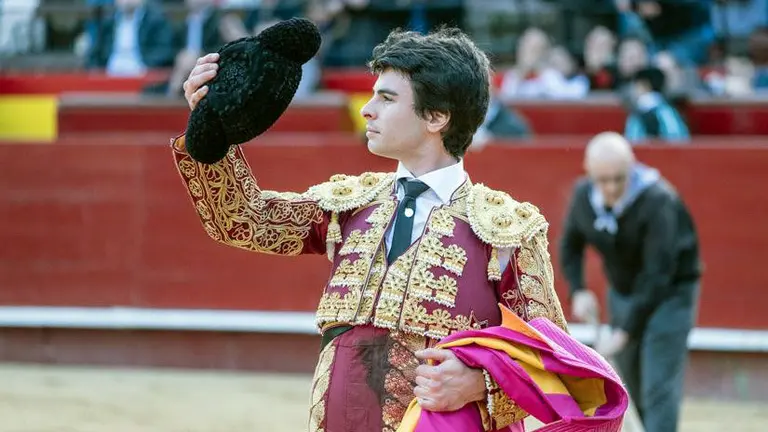 Toñete saluda en la plaza de toros de Valencia en la corrida con novillos de El Freixo. SCP