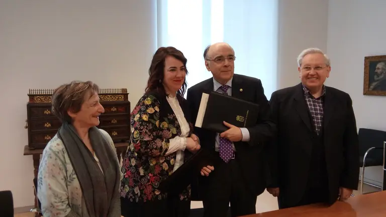 La presidenta del Parlamento de Navarra, Ainhoa Aznárez, y el presidente de la Real Academia de la Lengua Vasca-Euskaltzaindia, Andrés Urrutia, tras la firma del acuerdo de colaboración EP