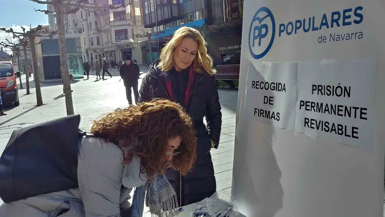 Carmen Alba, delegada del Gobierno en Navarra, y Ana Beltrán, presidenta del PPN, en la recogida de firmas para paralizar la derogación de la prisión permanente revisable ARCHIVO