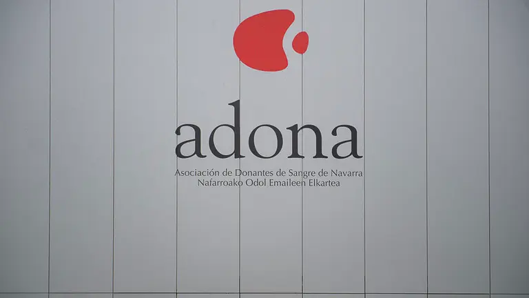 Logotipo de ADONA en el CHN. PABLO LASAOSA 16