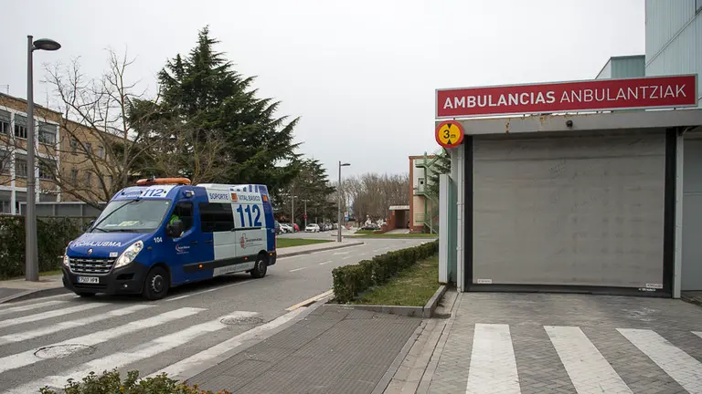 Urgencias del CHN con una ambulancia. PABLO LASAOSA