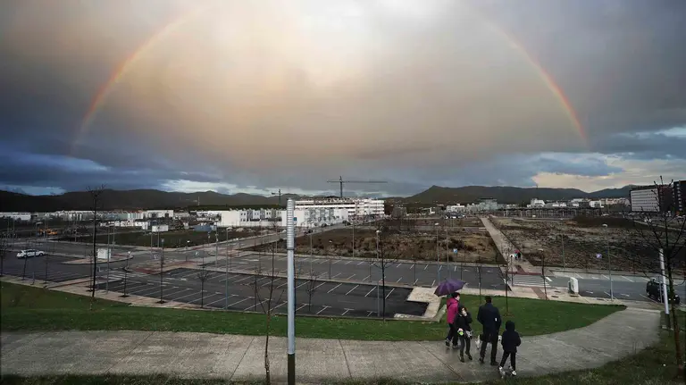 Un grupo de personas disfrutan de una tarde de tiempo agradable en Pamplona donde la nubes y claros se han ido alternando durante la jornada. EFE/Jesús Diges