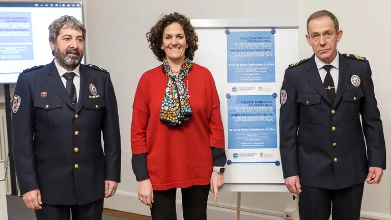 La concejala Itziar Gómez, Jesús Munárriz y Ángel Beortegui, presenta los actos de celebración del 30º aniversario la Unidad de Protección y Atención Social de Policía Municipal. IÑIGO A (2)