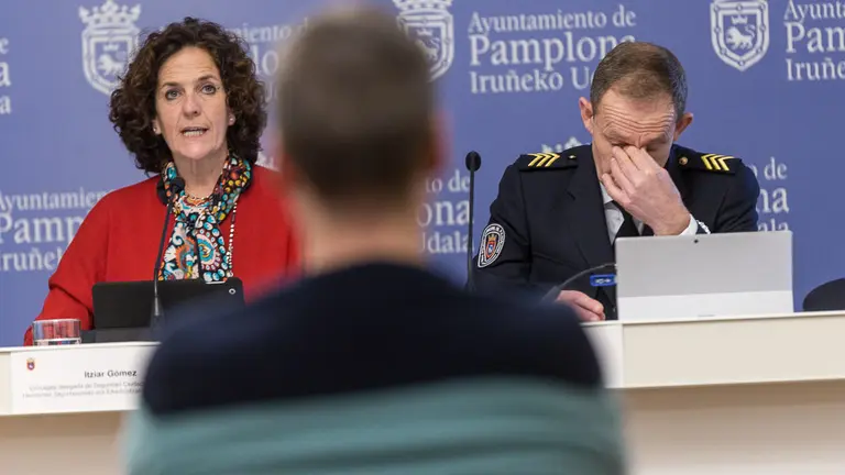 La concejala Itziar Gómez, Jesús Munárriz y Ángel Beortegui, presenta los actos de celebración del 30º aniversario la Unidad de Protección y Atención Social de Policía Municipal. IÑIGO A (7)