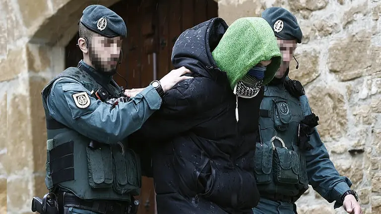 GRAF1821. SAN MARTÍN DE UNX (NAVARRA), 14/03/2018.- La Guardia Civil ha detenido hoy en San Martín de Unx (Navarra) a un joven de 27 años de nacionalidad española y converso al islam por autoadoctrinamiento del terrorismo yihadista y que estaba preparado para pasar a la acción en solitario en España, ha informado el Ministerio del Interior. El arrestado estaba inmerso en un importante proceso de autorradicalización a través de internet, las redes sociales y las aplicaciones de chat y de mensajería instantánea utilizadas por las organizaciones terroristas. EFE/Jesús Diges