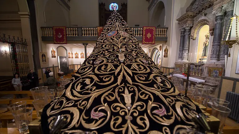 Las Damas de la Soledad visten a La Dolorosa. PABLO LASAOSA 04