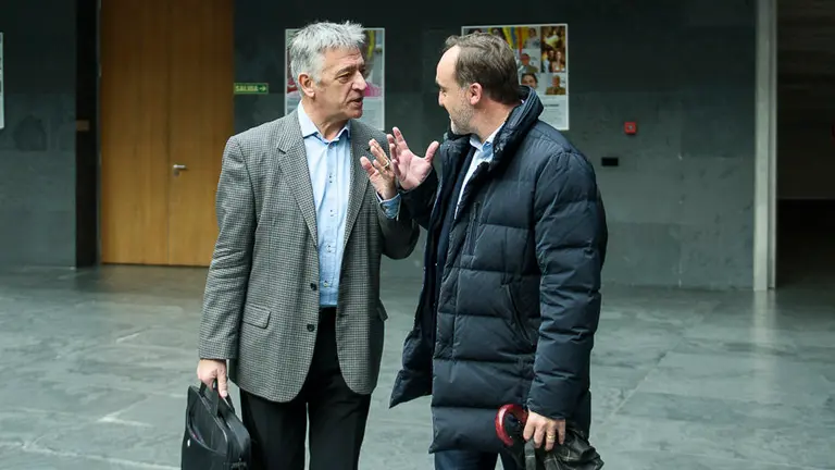 Koldo Martínez, del Geroa Bai habla con Javier Esparza, de UPN. PABLO LASAOSA
