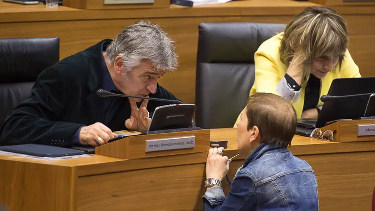 Koldo Marínez habla con Uxue Barkos. PABLO LASAOSA