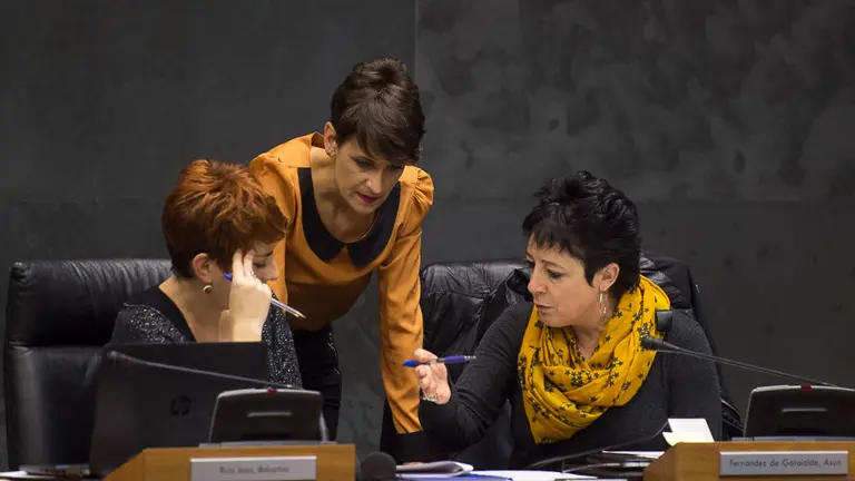 La socialista María Chivite habla con Bakartxo Ruíz y Asun Fernández de Garaialde, de EH Bildiu. PABLO LASAOSA