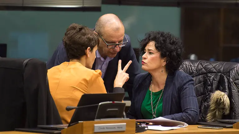 María Chivite habla con Carlos Gimeno y Inma Jurio. PABLO LASAOSA