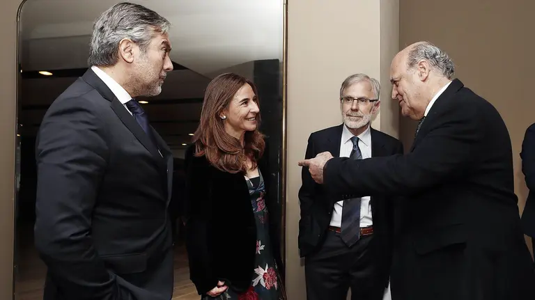 GRAF2533. PAMPLONA (ESPAÑA), 15/03/2018.- El magistrado Enrique López de la Audiencia Nacional (i), y María Ángeles Villegas García, del Tribunal Supremo (2i), conversan con el presidente del Tribunal Superior de Justicia de Navarra Joaquin Galve (d), y José Antonio Sánchez, fiscal jefe de Navarra (2d), antes de participar hoy en Pamplona en una jornada que se desarrolla con el título "Responsabilidad penal de la persona jurídica: Cuestiones prácticas sobre el cumplimiento normativo". EFE/Jesús Diges