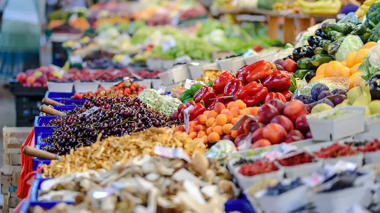 Imagen de un mercado con varias barquillas ofreciendo productos ecológicos ARCHIVO