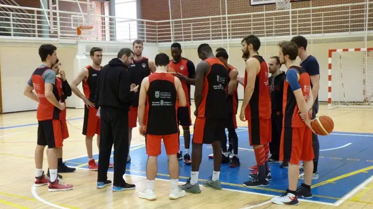 David Mangas habla con sus jugadores en Arrosadía.