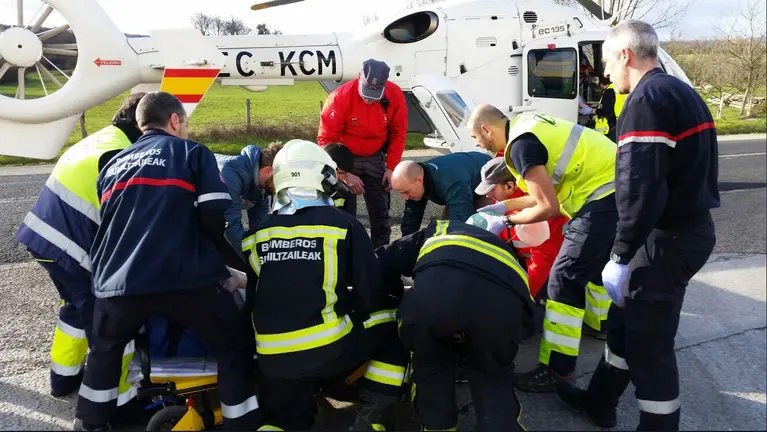 Equipos de bomberos, ambulancia y Policía Foral atendiendo al herido antes de ser trasladado en helicóptero BOMBEROS DE NAVARRA