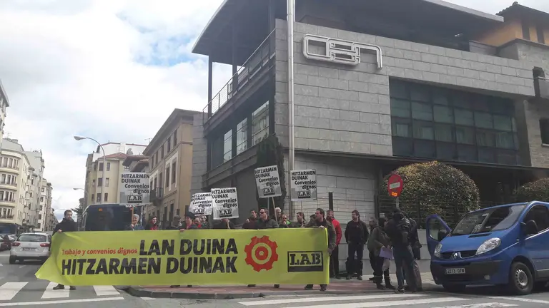 Concentración de LAB en la sede de la Confederación de Empresarios de Navarra LAB