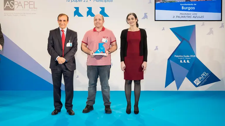 Ezekiel Martin Muxika, vicepresidente del Consejo de Administración de la sociedad de gestión de la MCP en el momento en el que recibe la distinción de las Tres Pajaritas Azules