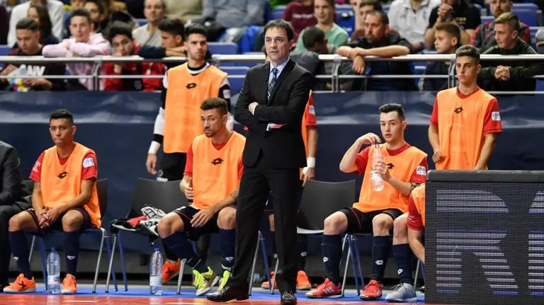 Imanol Arregui de pie junto al banquillo de Osasuna Magna. Lnfs.