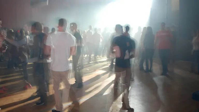 Varios jóvenes se divierten en un local de ocio. ARCHIVO