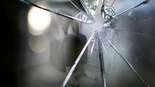 Una persona pasa por un ataque de ansiedad.