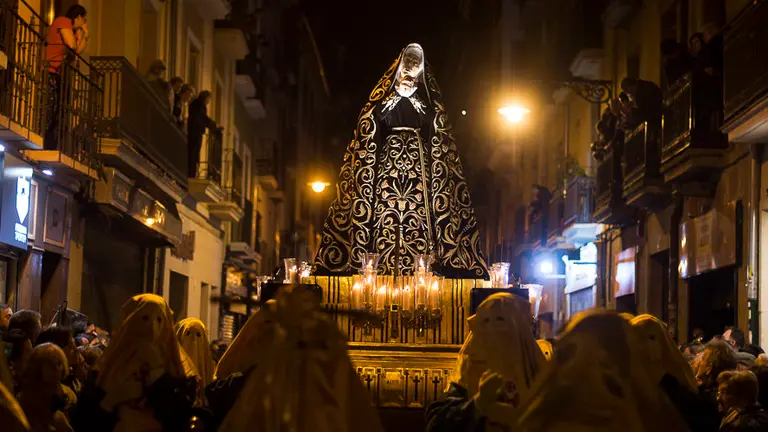 La Hermandad de la Pasión traslada la imagen de la Dolorosa desde la iglesia de San Lorenzo hasta la Catedral. PABLO LASAOSA 16