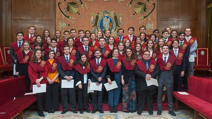 Los alumnos graduados por la UNAV con las Becas Alumni UNAV