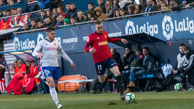 Carlos Clerc en acción durante el Osasuna - Zaragoza disputado en El Sadar. IÑIGO ALZUGARAY