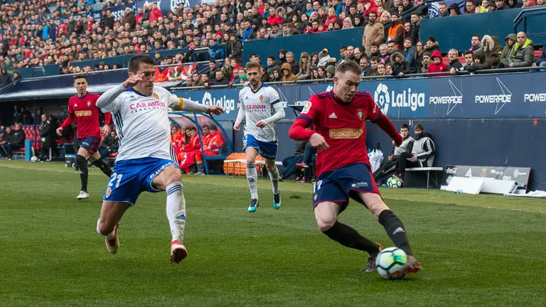 Carlos Clerc en acción durante el Osasuna - Zaragoza disputado en El Sadar. IÑIGO ALZUGARAY