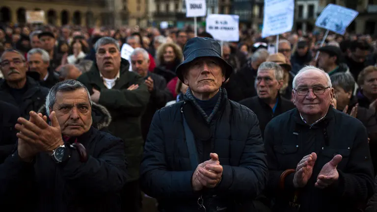 Manifestación en defensa de unas pensiones _dignas_, convocada por Mayores contra la Crisis y la Coordinadora Navarra por la Defensa del Sistema Público de Pensiones. PABLO LASAOSA 11