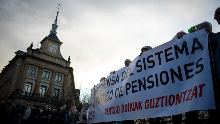 Manifestación en defensa de unas pensiones _dignas_, convocada por Mayores contra la Crisis y la Coordinadora Navarra por la Defensa del Sistema Público de Pensiones. PABLO LASAOSA 15