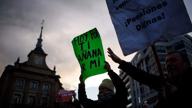 Manifestación en defensa de unas pensiones _dignas_, convocada por Mayores contra la Crisis y la Coordinadora Navarra por la Defensa del Sistema Público de Pensiones. PABLO LASAOSA 16
