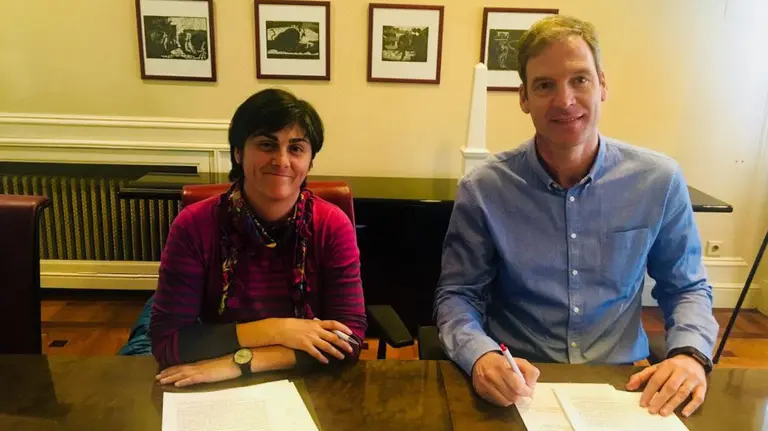 Francisco Úriz, presidente de la Sociedad Navarra de Geriatría y Gerontología, y Rebeca Germán, presidenta del Colegio Oficial de Trabajo Social de Navarra CEDIDA
