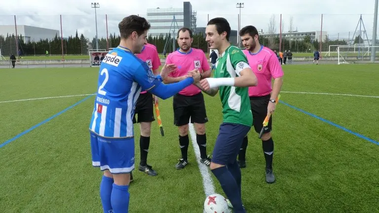 Saludo entre los capitanes del Cirbonero y del Iruña en Tajonar.