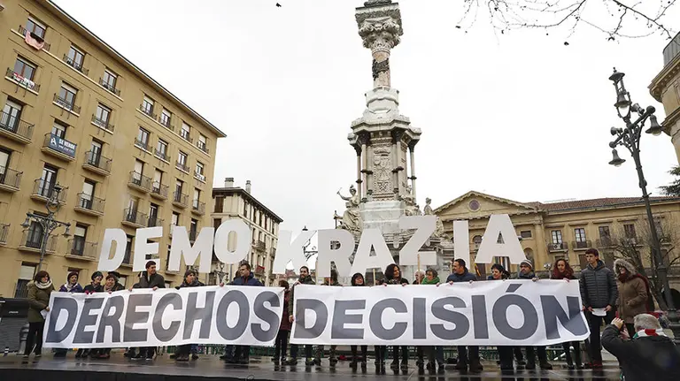 GRAF5237. PAMPLONA, 18/03/2018.- Los sindicatos ELA, LAB, ESK, Steilas, CGT, Solidari y EHNE; los partidos Geroa Bai, EH Bildu, Podemos e I-E, y colectivos sociales como Gure Esku Dago, Martes al Sol, Plataforma Navarra de Salud, Parlamento Social, SOS Racismo, Médicos del Mundo, Paperak Denontzat o Sasoia, durante la concentración que han llevado a cabo hoy ante el monumento a los Fueros en Pamplona para protestar por las sentencias del Tribunal Constitucional que anulan varias leyes forales. EFE/Villar López