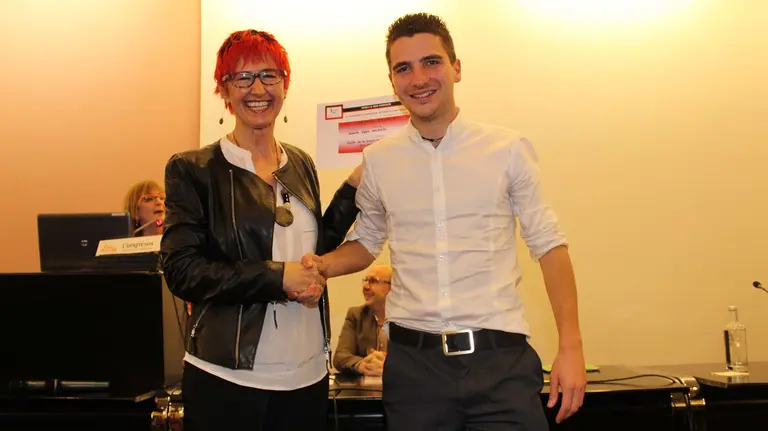 El ganador de Premio, Roberto López Iracheta, estrecha la mano de Santos Induráin, gerente de Atención Primaria