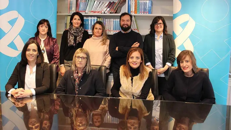 Arantxa Osinaga, sentada, la segunda comenzando por la izquierda, y la nueva junta