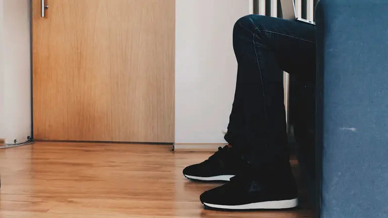 Un hombre sentado en un sofá. ARCHIVO