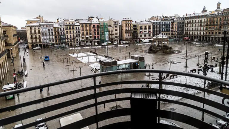 La Plaza del Castillo de Pamplona tras la nevada de la pasada noche (01). IÑIGO ALZUGARAY