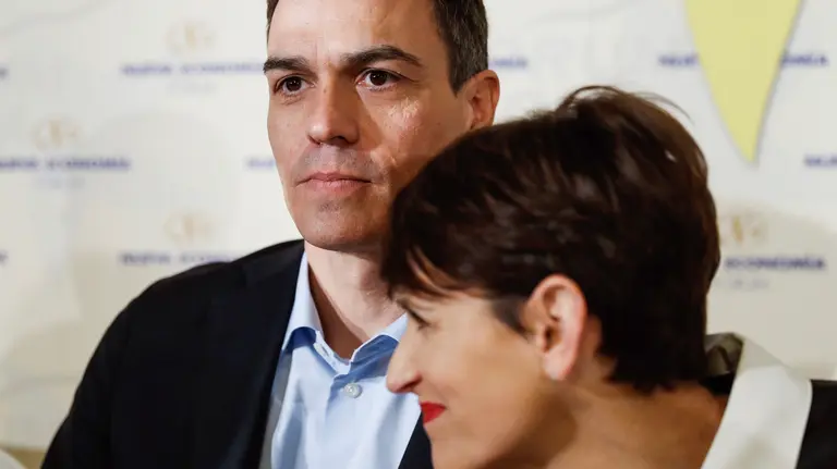 El secretario general del PSOE, Pedro Sánchez, momentos antes de presentar a la secretaria general del PSN-PSOE, María Chivite (d), que hoy ha protagonizado un desayuno informativo del Fórum Europa. EFE/Emilio Naranjo