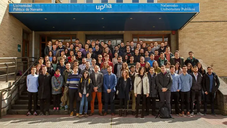 Estudiantes, profesores y responsables de empresas participantes en el Desafío Renovable posan en el edificio de El Sario CEDIDA