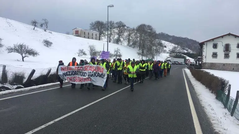 Los vecinos de las Ventas de Arraiz han cortado la carretera en protesta por el aumento del tráfico de camiones.